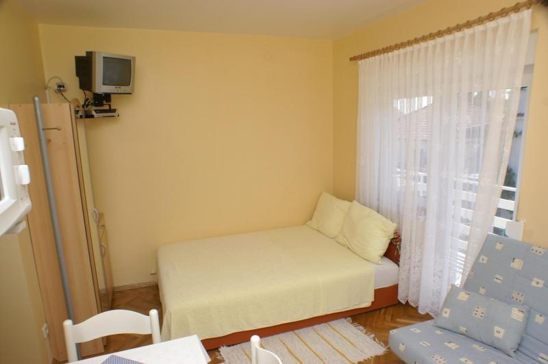 Studio with Balcony image 1