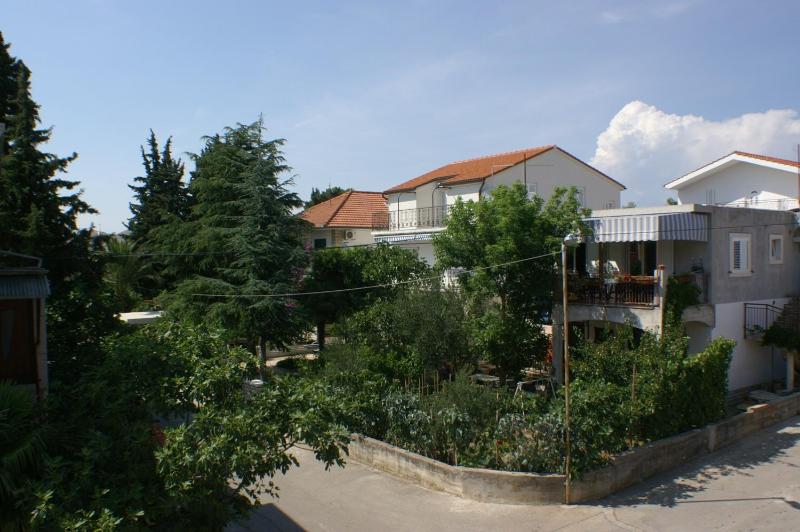 Studio with Balcony image 2