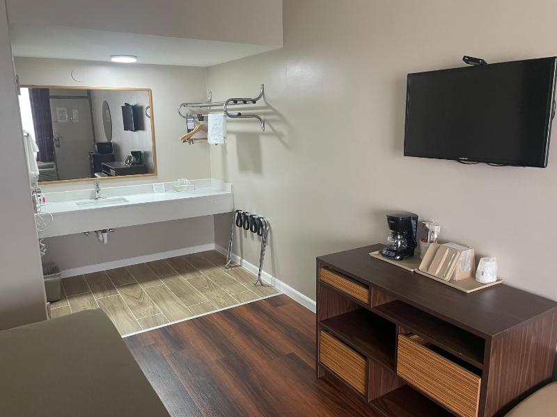 King Room - Non-Smoking image 3