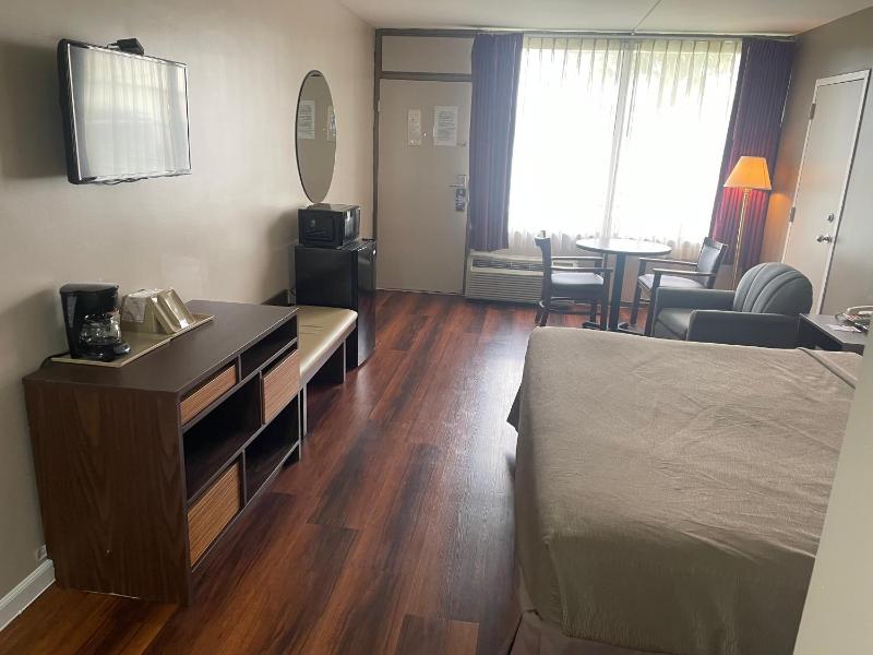 King Room - Non-Smoking image 2