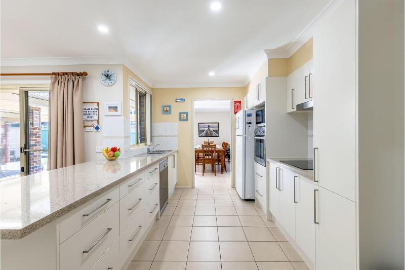The Bay House 48 Government Road Shoal Bay Ducted air conditioning 5 bedroom holiday home with Wi Fi Foxtel - image 11