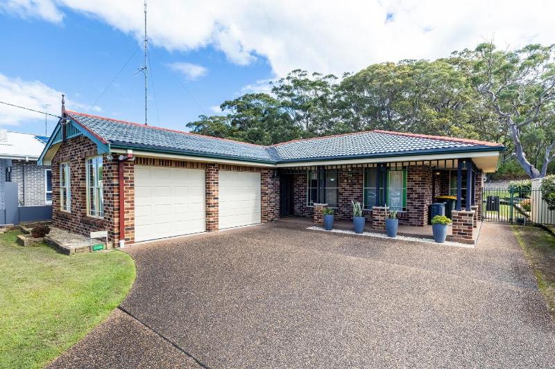 The Bay House 48 Government Road Shoal Bay Ducted air conditioning 5 bedroom holiday home with Wi Fi Foxtel - image 32