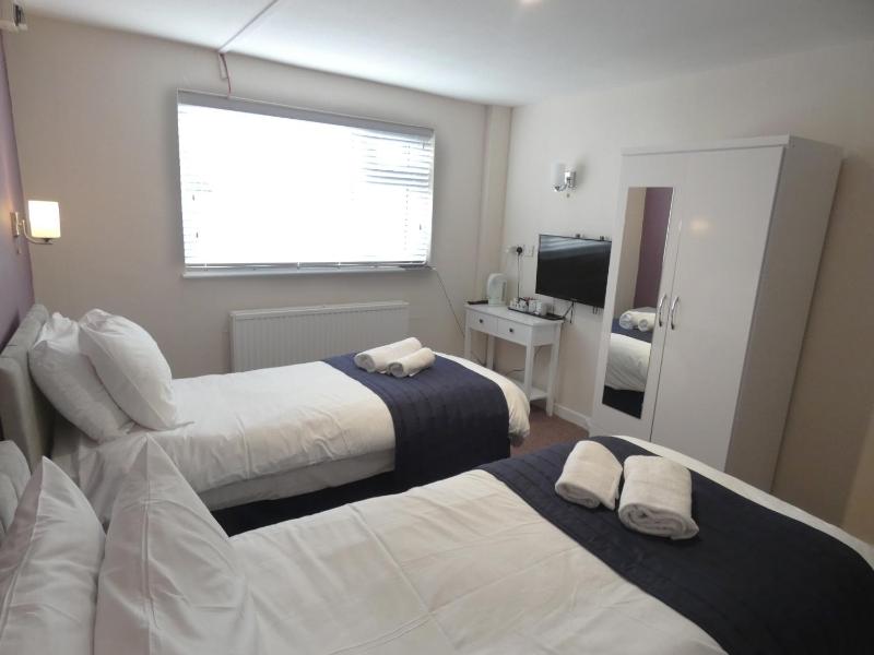 Standard Twin Room image 2