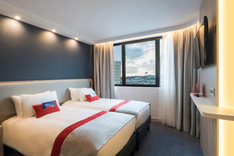 Standard Twin Room image 4