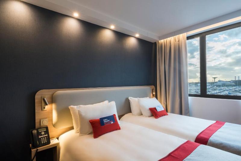 Standard Twin Room image 2