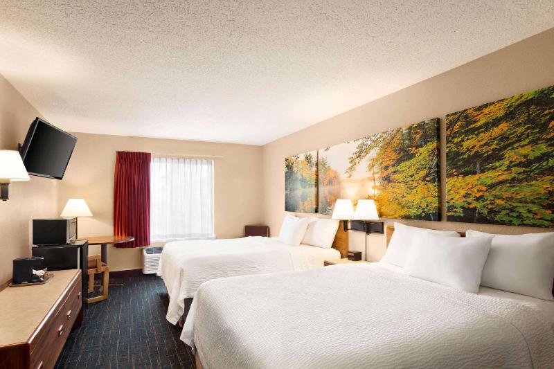 Queen Room with Two Queen Beds - Non-Smoking image 4