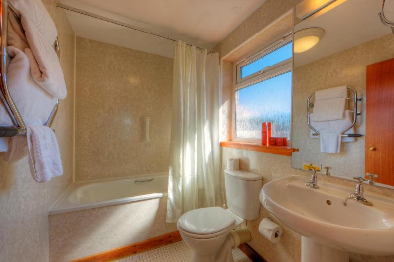 Deluxe Twin Room with Rear View image 4