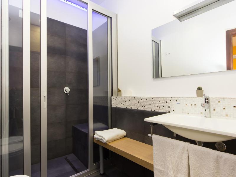 Deluxe Double Room image 2