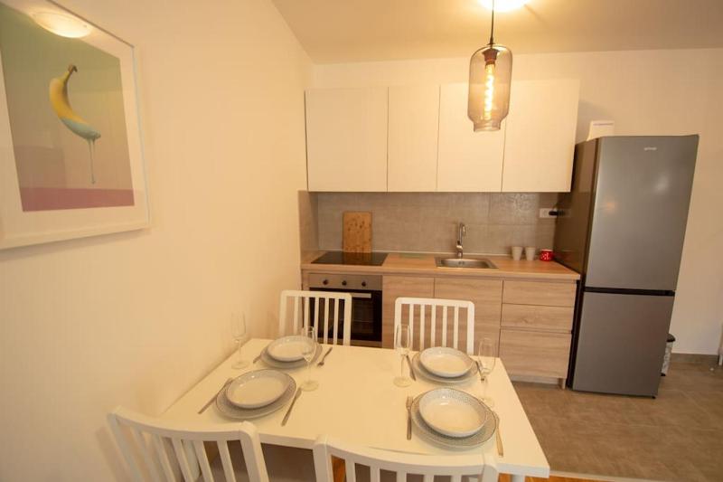 2BR aprt - FREE Parking - Terrace - AC - Central - image 8