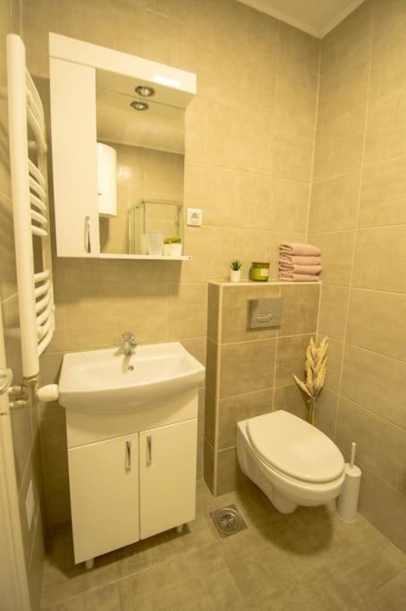 2BR aprt - FREE Parking - Terrace - AC - Central - image 13