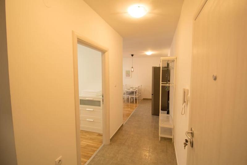 2BR aprt - FREE Parking - Terrace - AC - Central - image 2