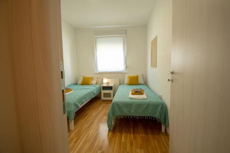 2BR aprt - FREE Parking - Terrace - AC - Central - image 6