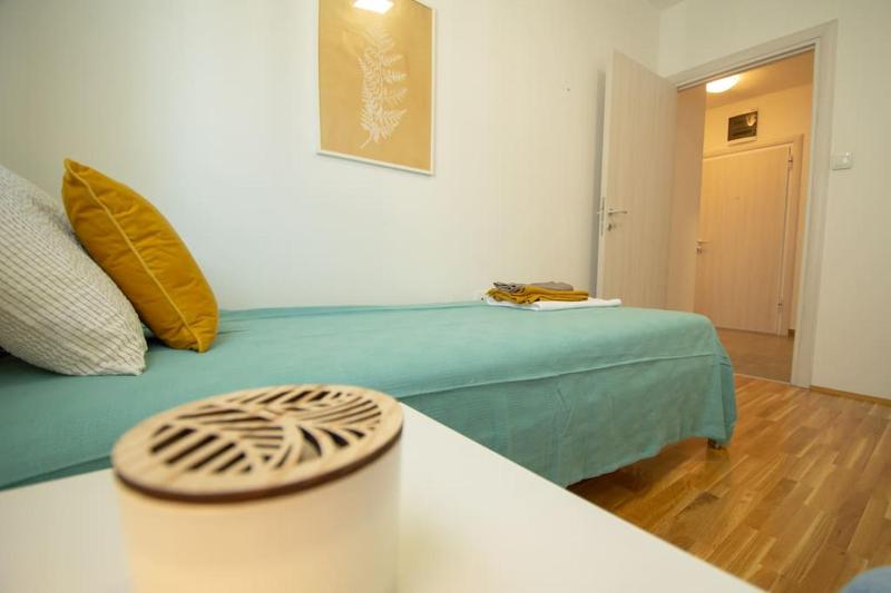 2BR aprt - FREE Parking - Terrace - AC - Central - image 4
