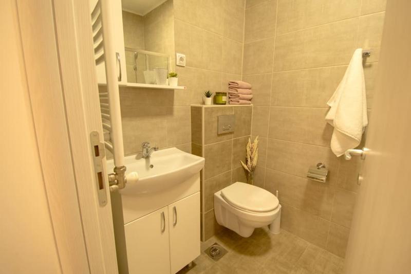 2BR aprt - FREE Parking - Terrace - AC - Central - image 15