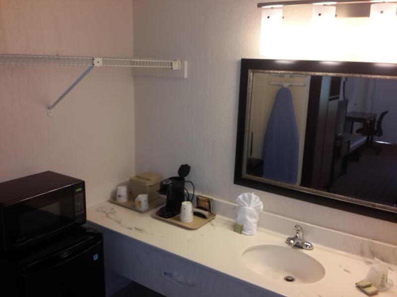 Deluxe King Room with Bath Tub - Mobility/Hearing Accessible - Non-Smoking image 3