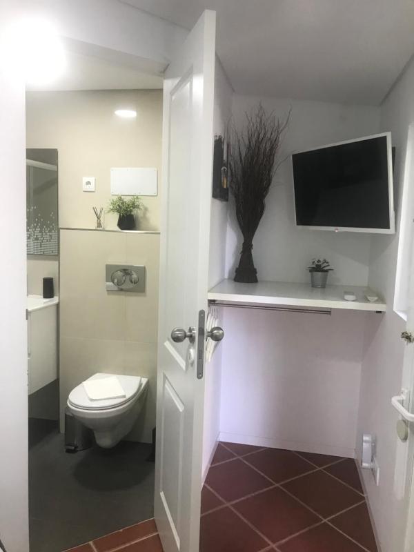 Budget Double Room image 3