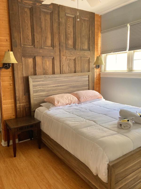 Double Room with Ensuite Bathroom image 1