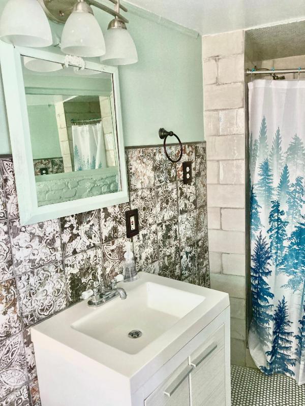 Triple Room with Ensuite Bathroom image 2