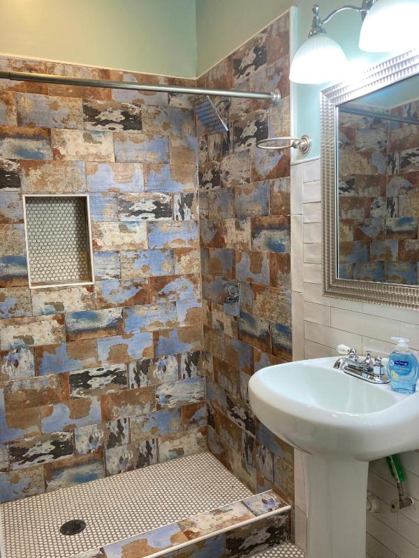 Two twin-bed Room with Ensuite Bathroom image 2