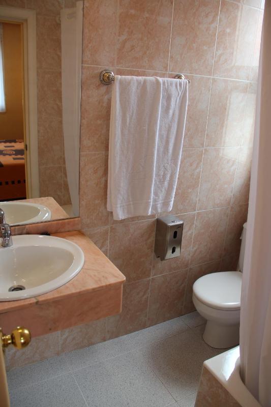 Twin Room with Private Bathroom image 2