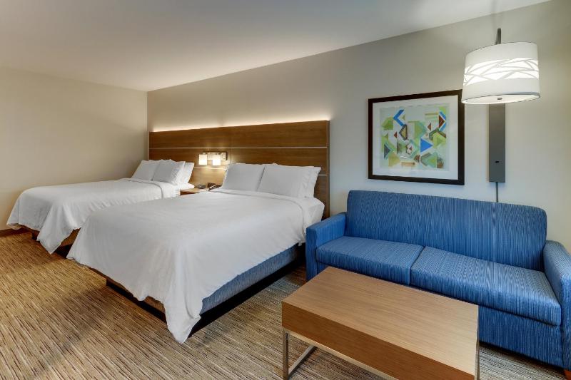Queen Suite with Two Queen Beds and Sofa Bed image 3