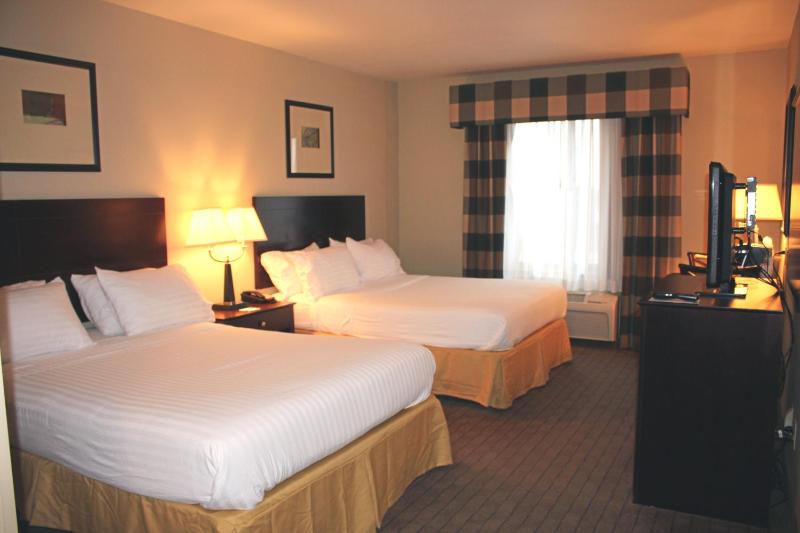 Standard Queen Room with Two Queen Beds image 2
