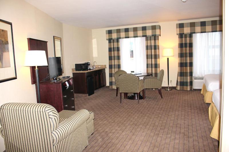 Standard Queen Room with Two Queen Beds image 3