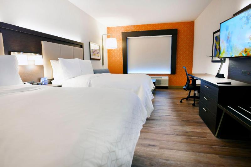 Suite with Two Queen Beds image 3