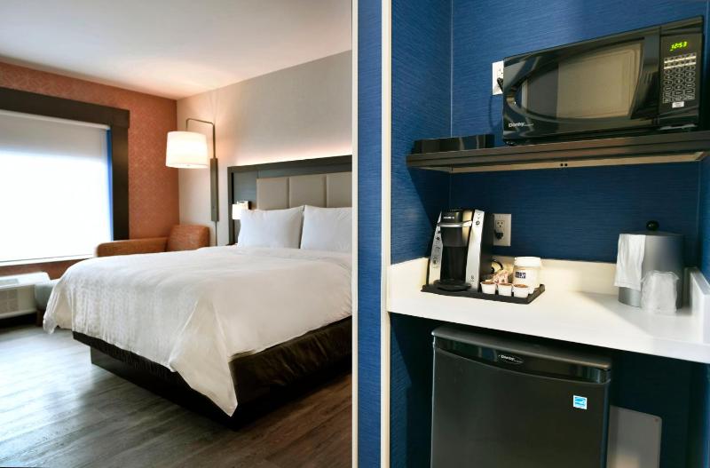 Standard King Room image 2