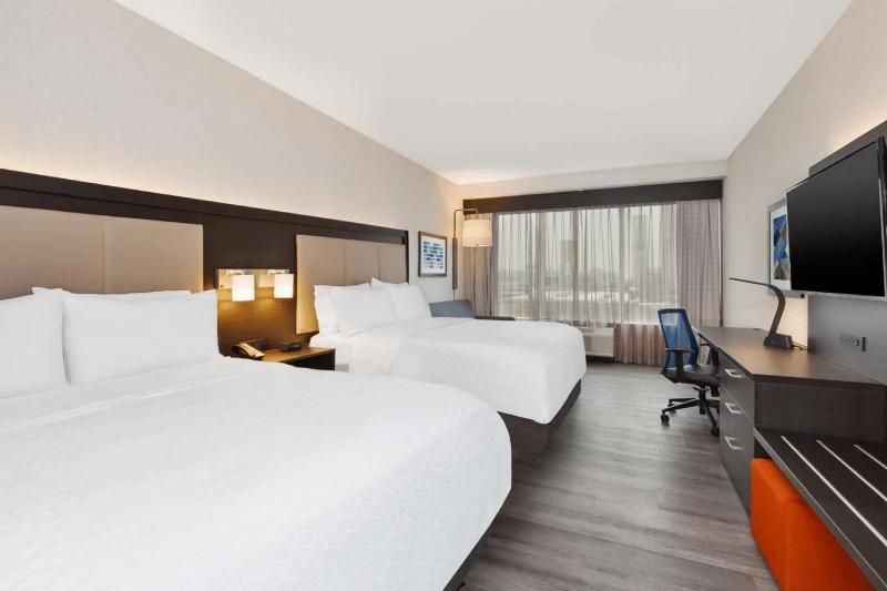 Executive Queen Room with Two Queen Beds with City View image 2
