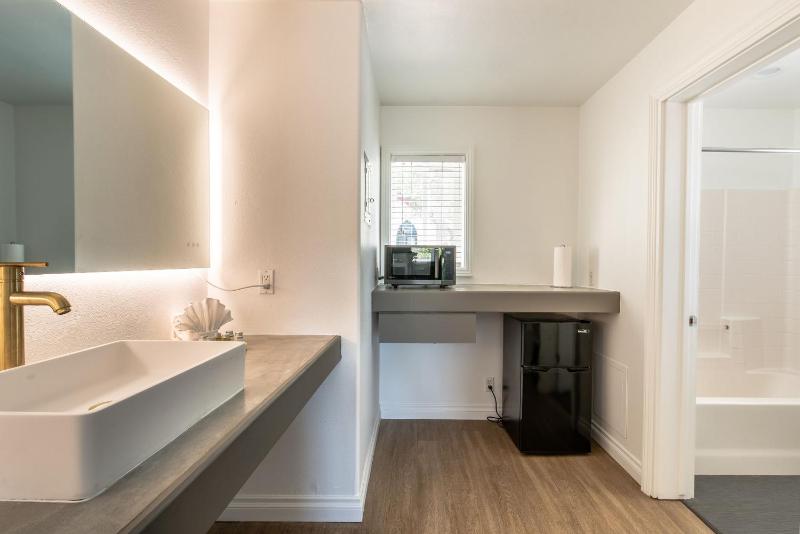 King Suite with Spa Bath image 4