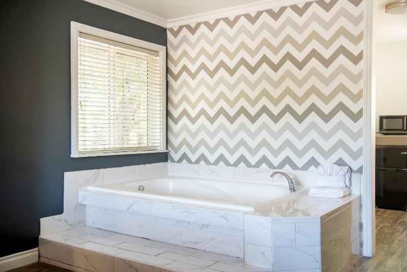 Big Bear Spa Suites - image 35