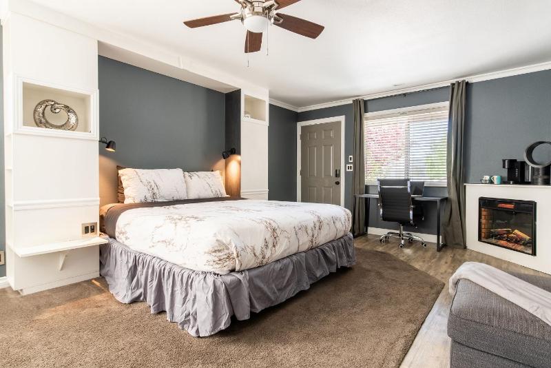 Big Bear Spa Suites - image 37