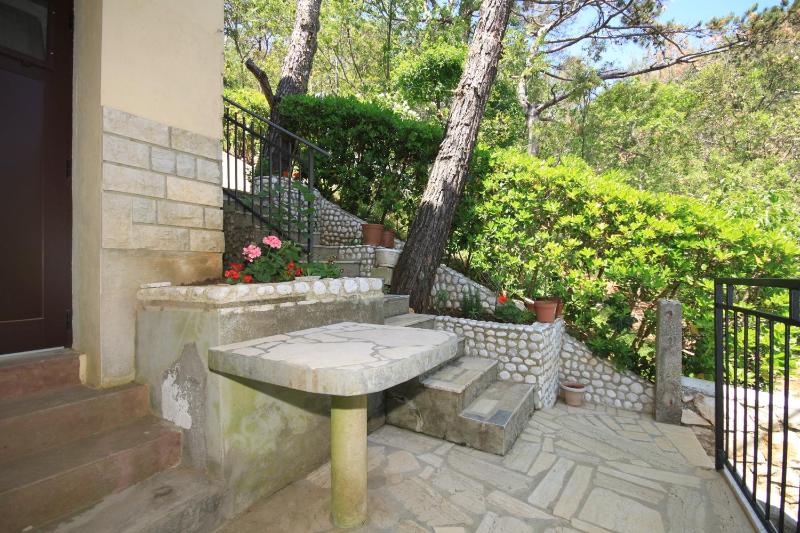 Zero-Bedroom Studio with Terrace image 4