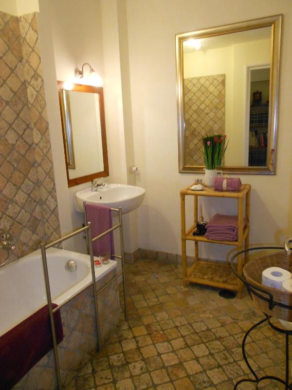 Twin Room with Private External Bathroom image 1