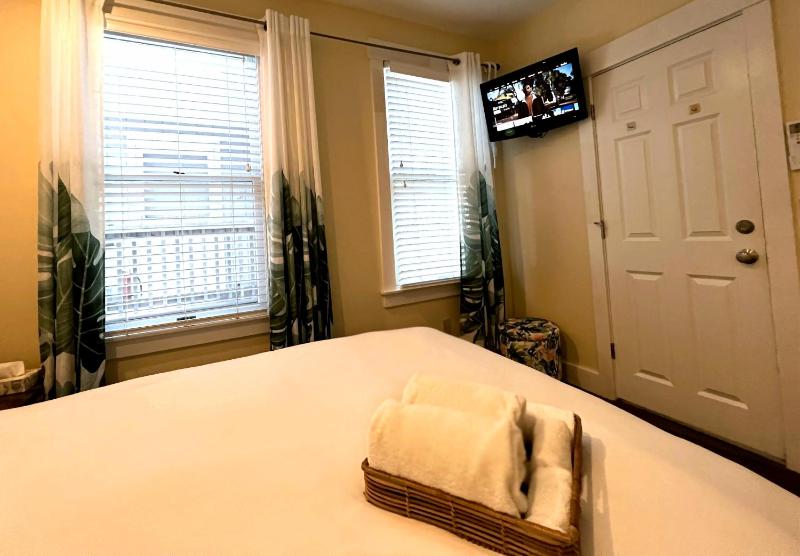 Queen Room with Private Bath image 3