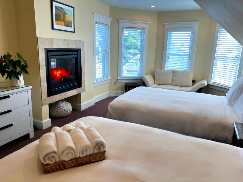 Double Room with Two Double Beds and Fireplace image 4