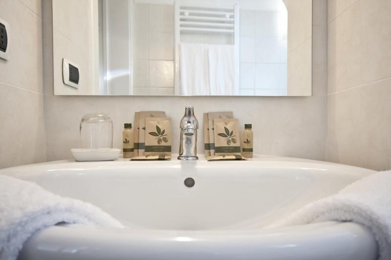 Standard Double Room image 3