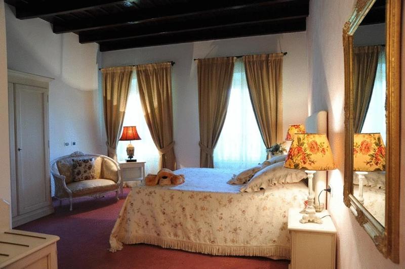 Deluxe Double or Twin Room image 4