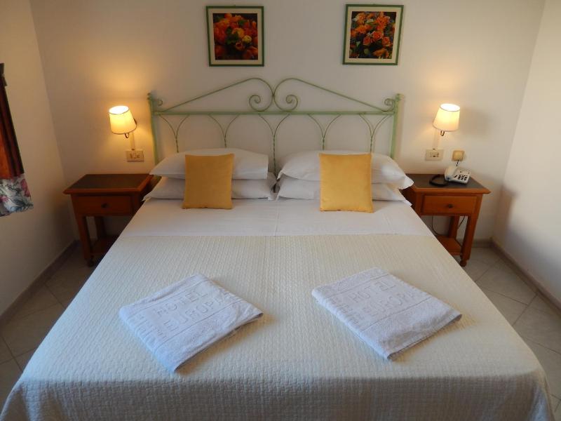 Economy Double Room image 3