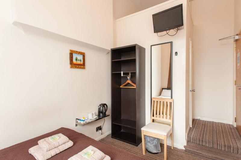Double Room image 3