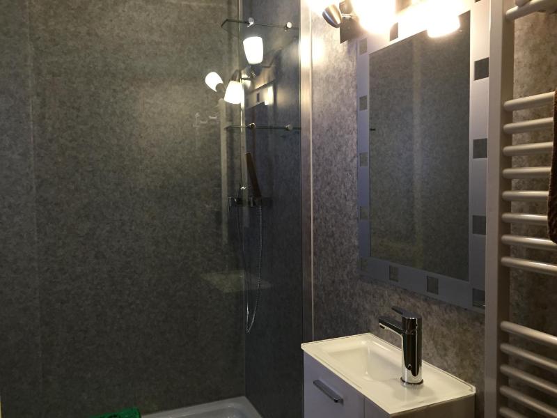 Single Room with Shared Bathroom image 2