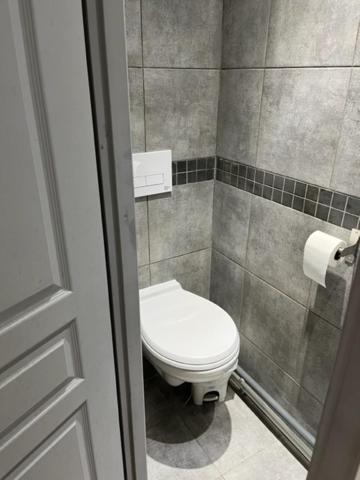 Single Room with Shared Bathroom image 1