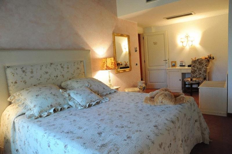Deluxe Double or Twin Room image 3