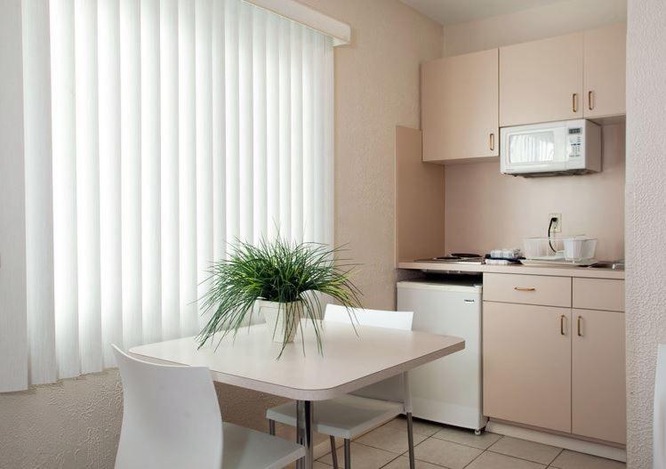 Single Room with Two Double Beds with Kitchenette - Room E1 image 3