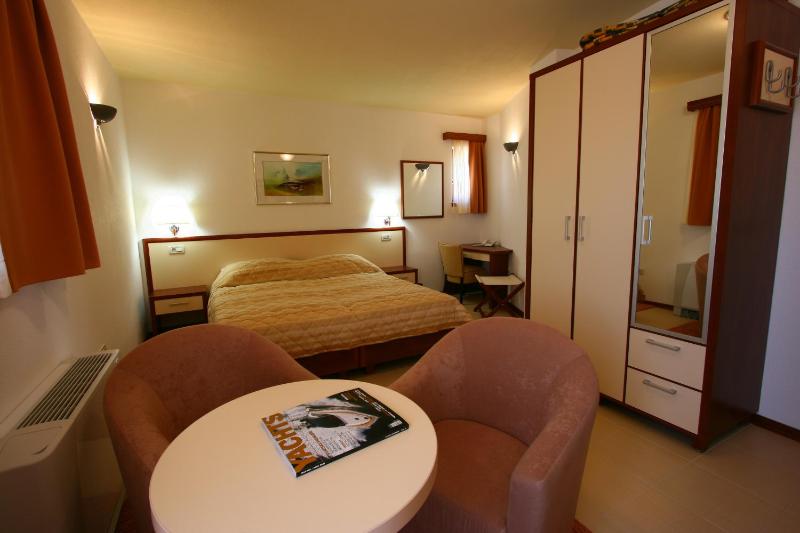 Deluxe Double Room with Balcony and Sea View image 3