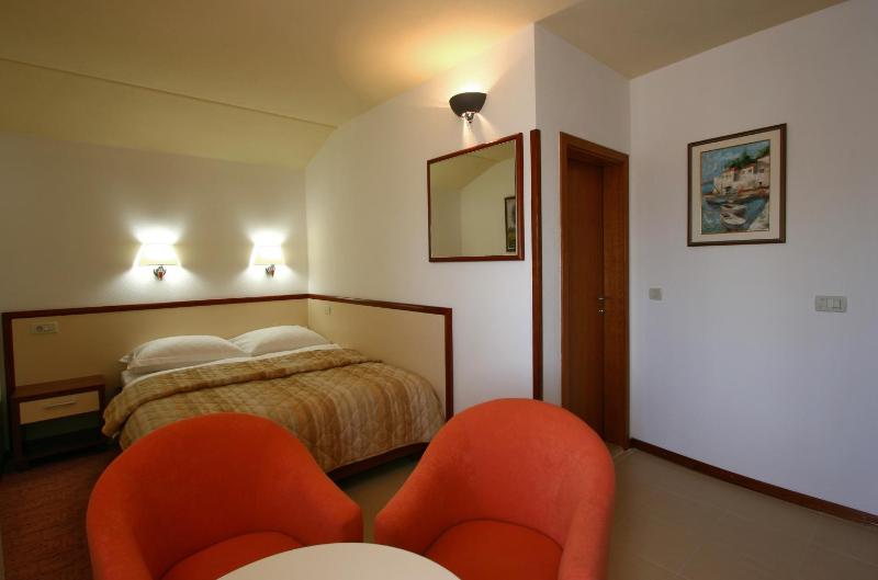 Double Room with Balcony and Sea View image 3