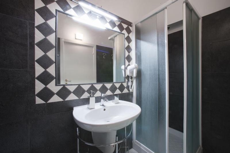 One-Bedroom Apartment image 2