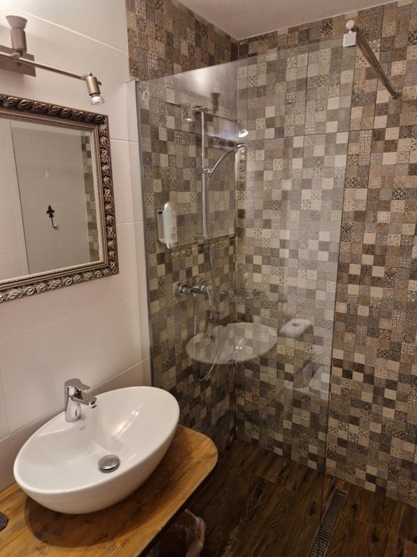 Single Room with Bathroom image 3