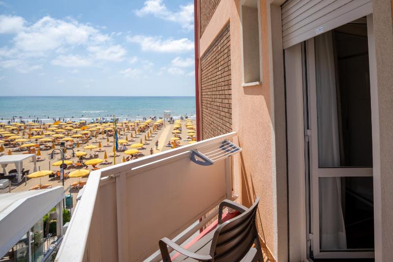 Triple Room with Partial Sea View image 4